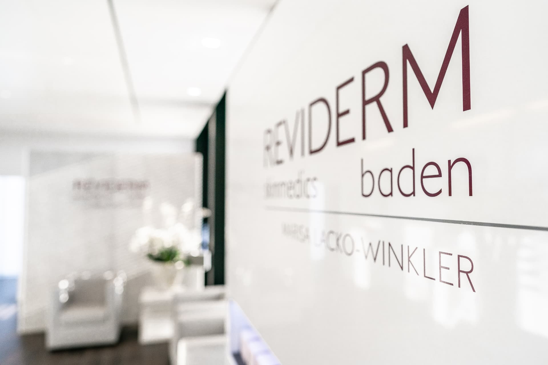 Logo-Wand von REVIDERM skinmedics baden