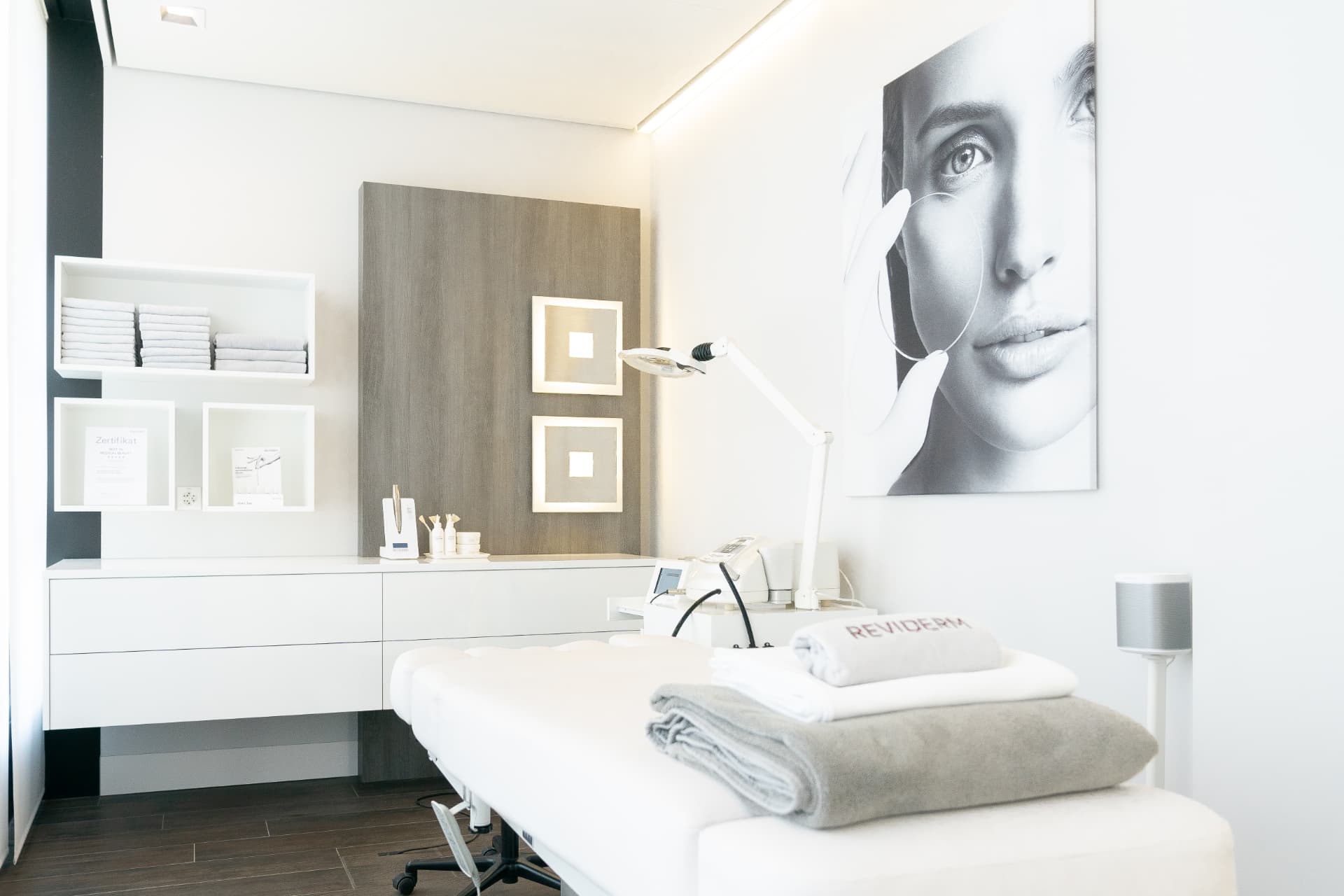 Behandlungszimmer von REVIDERM skinmedics baden